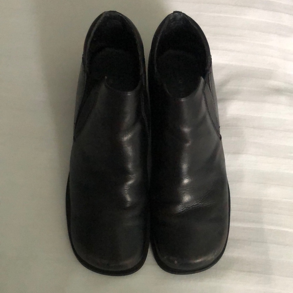 Black Upper leather ankle booties.